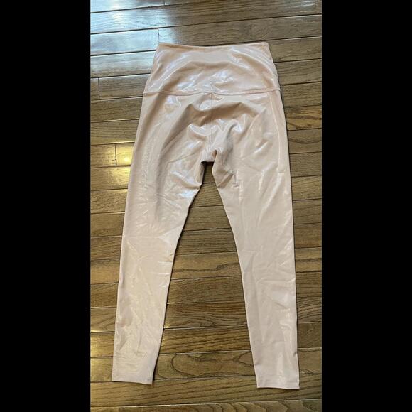 Pearlescent light pink beyond yoga leggings - Picture 2 of 4